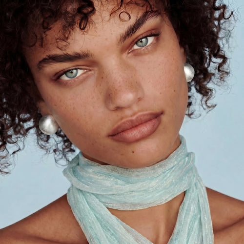 Boucles Dôme Argent Brossé - portées à l'oreille | Les Joyaux de Sophie