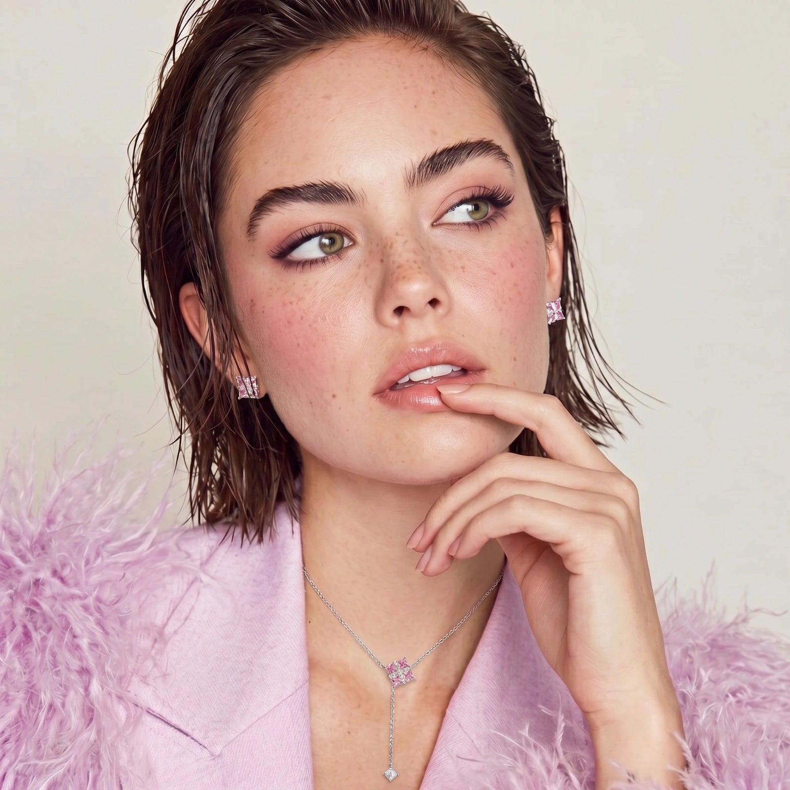 Parure Croix Prisme Rose - parure portée | Les Joyaux de Sophie
