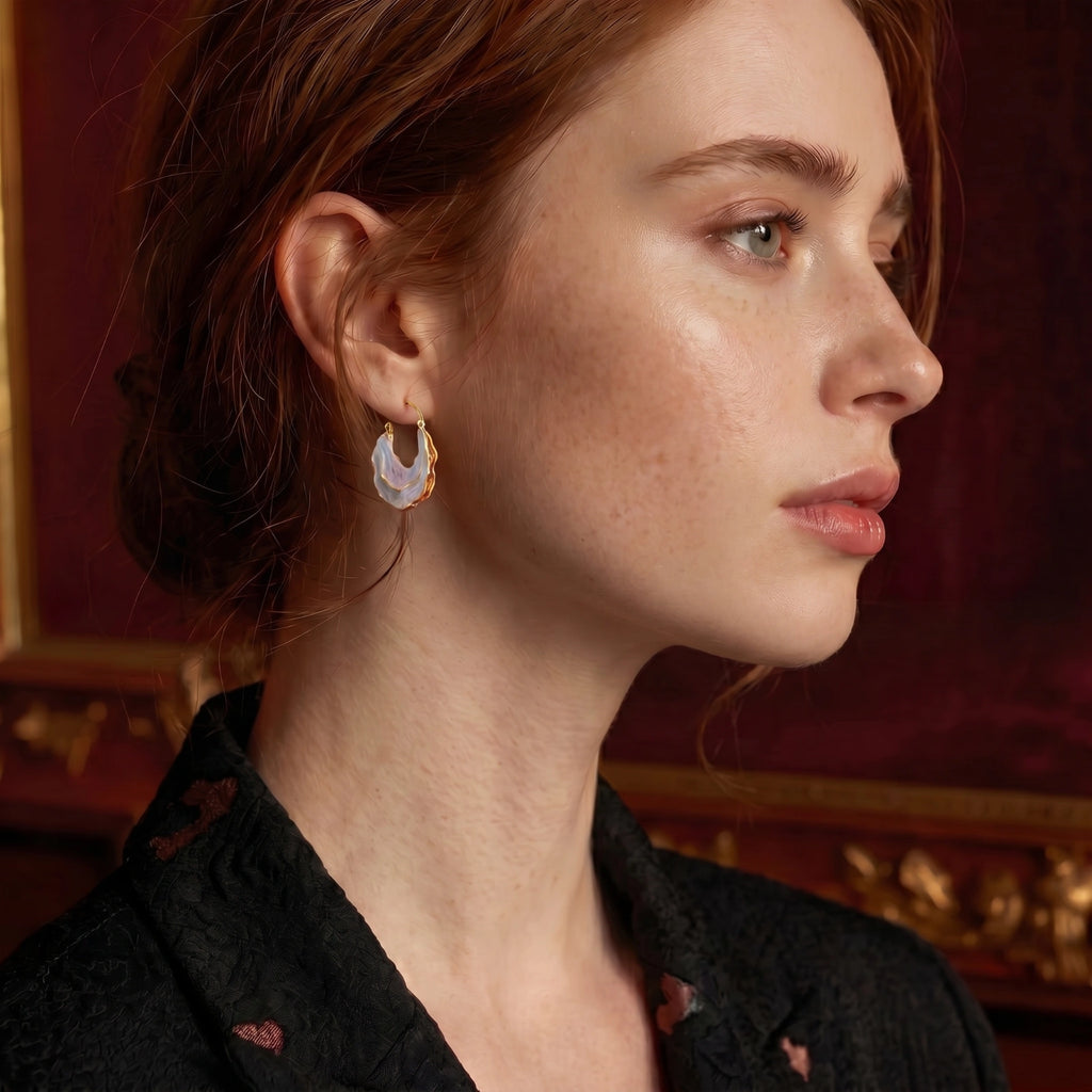 Créoles Coquillage Irisé - portées à l'oreille | Les Joyaux de Sophie