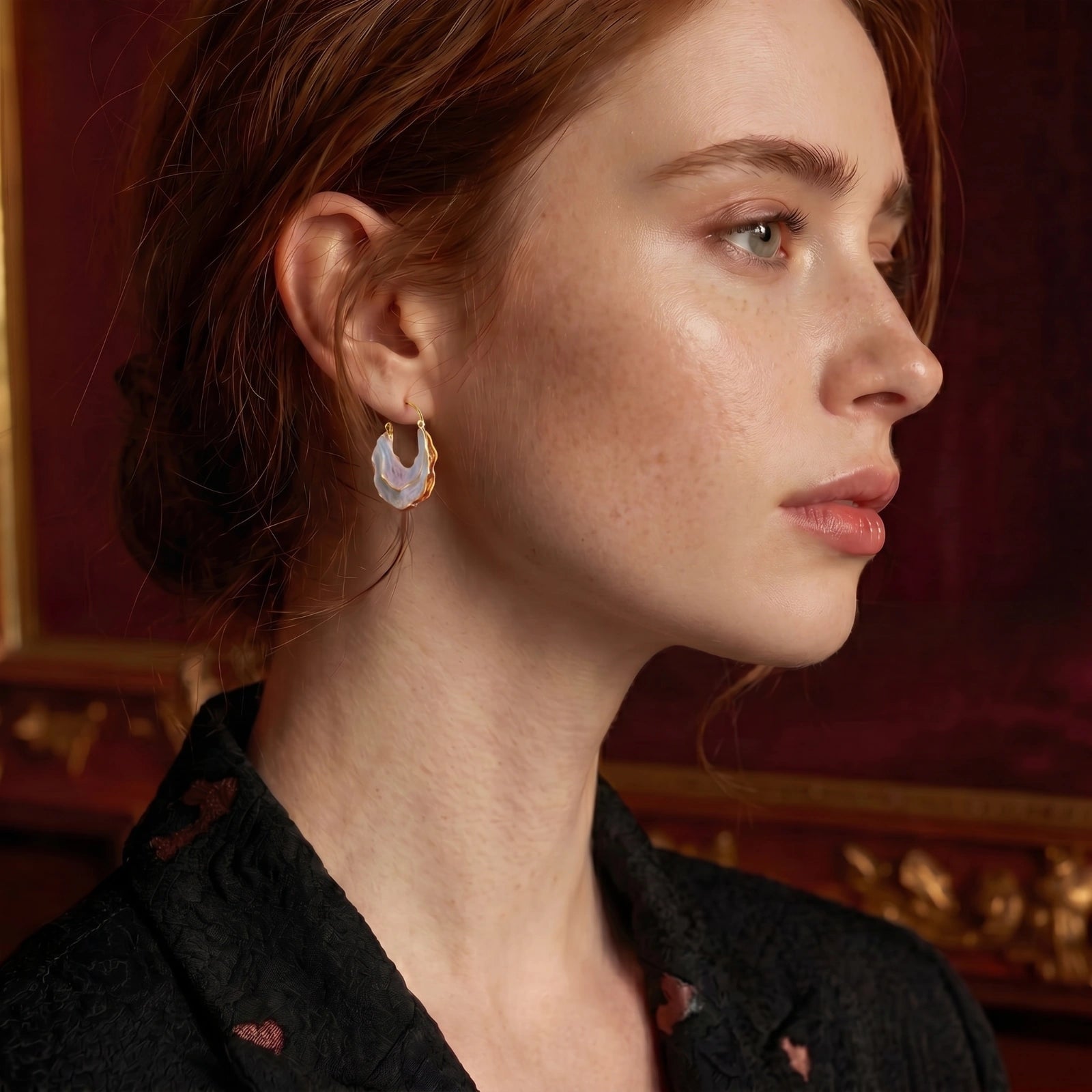 Créoles Coquillage Irisé - portées à l'oreille | Les Joyaux de Sophie